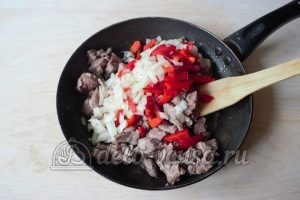 Суп-лапша с мясом: Добавить лук и перец к мясу