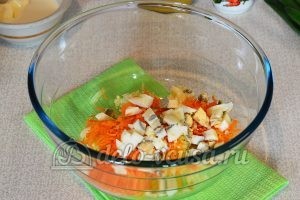 Салат из редьки с морковью: Измельчить яйцо