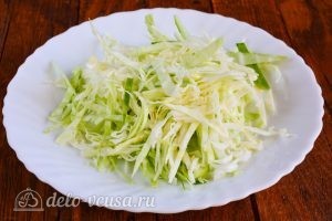 Салат из капусты, огурцов и помидоров: Нашинковать капусту