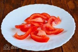 Салат из капусты, огурцов и помидоров: Нашинковать помидоры