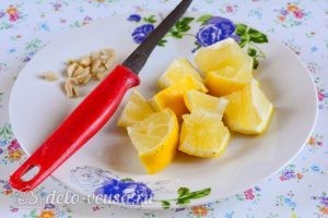 Варенье из лимонов: Нарезать лимоны