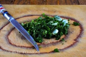 Кабачковые оладьи с сыром: Нарезать зелень