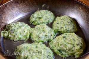 Кабачковые оладьи с сыром: Выложить оладьи на сковороду