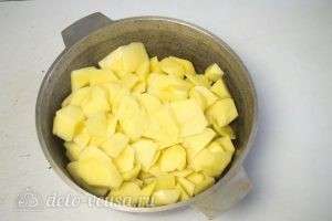 Картофельные зразы с грибами и сыром: Отварить картофель