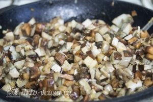 Картофельные зразы с грибами и сыром: Обжарить грибы с луком