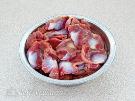 Куриные желудки, тушенные в сметане: Очистить желудки