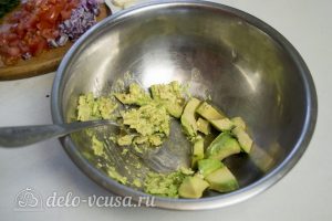 Гуакамоле с помидорами: Измельчить авокадо