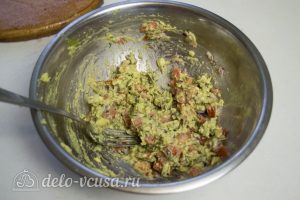 Гуакамоле с помидорами: Перемешать все ингредиенты