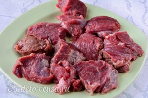 Гуляш из говядины с подливкой: Нарезать мясо