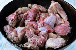 Гуляш из говядины с подливкой: Обжарить мясо