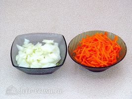 Курица с картошкой в банке: Подготовить морковку и лук