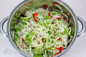 Салат из зелёных помидоров с капустой на зиму: фото к шагу 11.