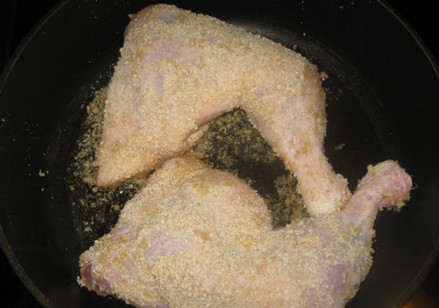 Курица с золотистой корочкой на сковороде