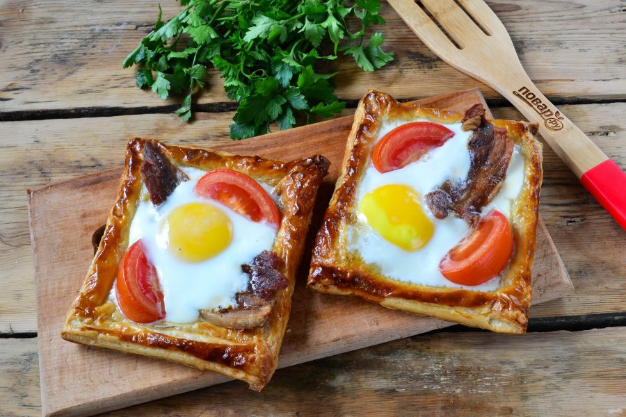 Пикантный слоеный пирог с беконом и глазуньей