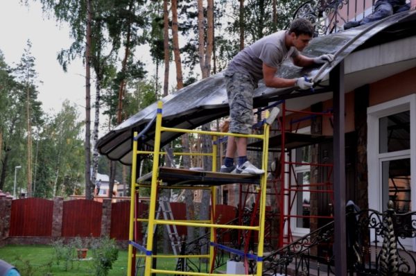 Конструкции сложных форм изготавливают на заводах или в профессиональных мастерских.