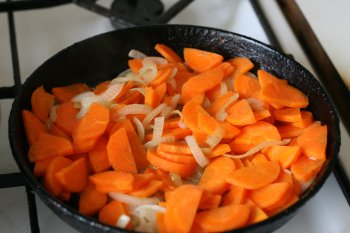 положить к луку морковь и тушить вместе