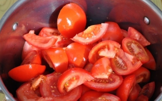 промыть и нарезать помидоры