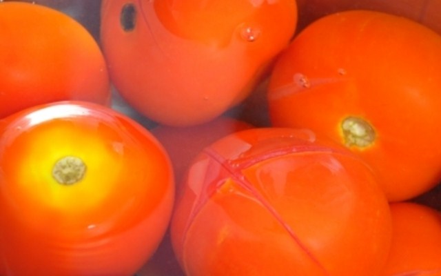 залить помидоры кипятком