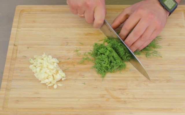 нарезать чеснок и зелень