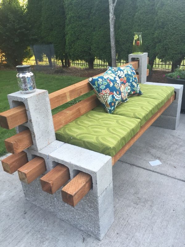 Скамейка из блоков, украшенная подушками