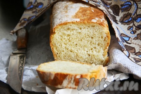 Наш вкусный и воздушный домашний хлеб на сухих дрожжах достаём из духовки, даём остыть, нарезаем и подаём к столу.