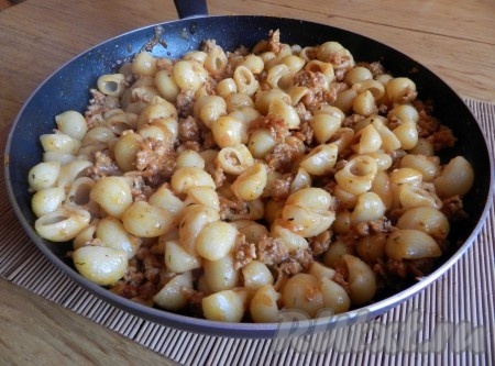 Всыпать готовые макароны в сковороду с мясным соусом, перемешать, накрыть крышкой и прогреть на медленном огне 3-4 минуты.
