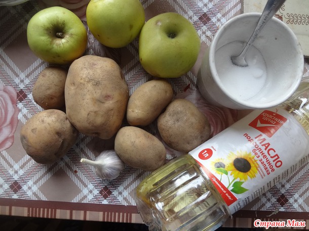 Картошка жареная с яблоками и чесноком