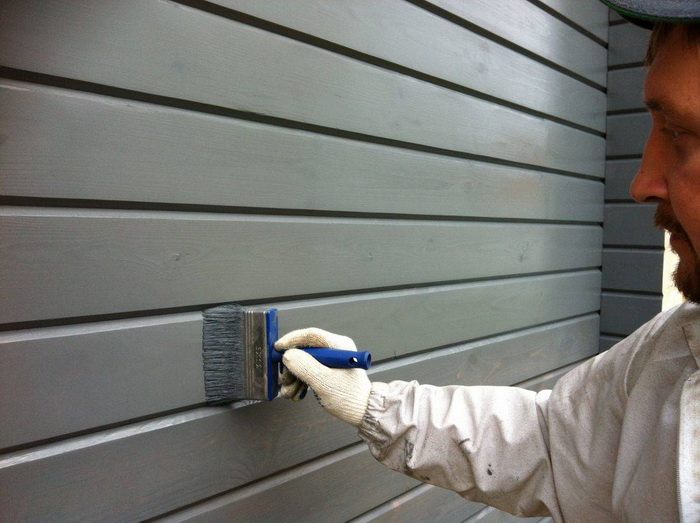 Резиновая краска является отличным решением для защиты и окрашивания деревянных фасадов и интерьеров