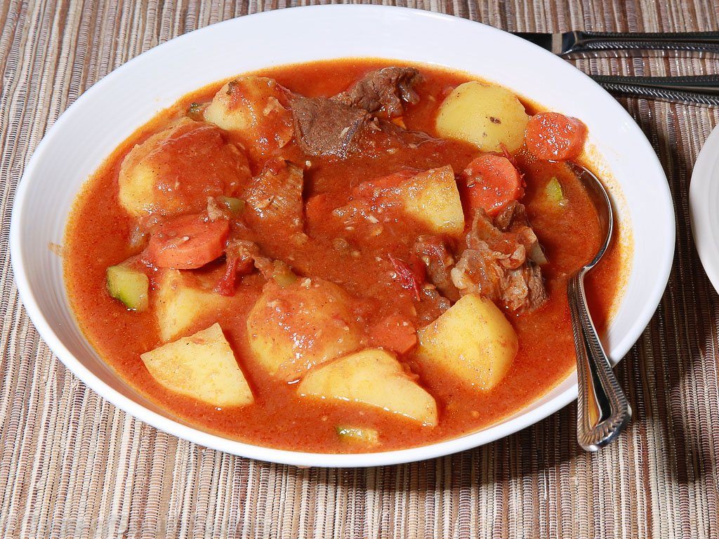 Суп мясо картошка морковь. Тушеная картошка в томатном соусе. Картофель с мясом. Тушёная картошка с мясом. Картошка с мясом с томатной пастой.