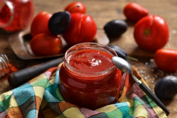 kak-prigotovit-ketchup-iz-pomidorov-i-sliv-luchshij-retsept-1