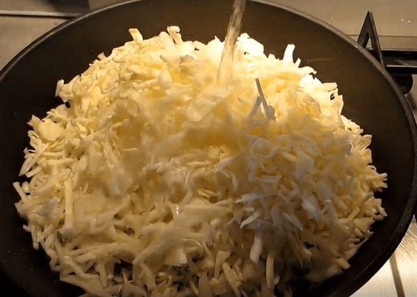 Выкладываем капусту на сковороду с маслом