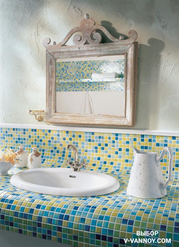 Керамическая мозаика и декоративная штукатурка в отделке ванной комнаты.