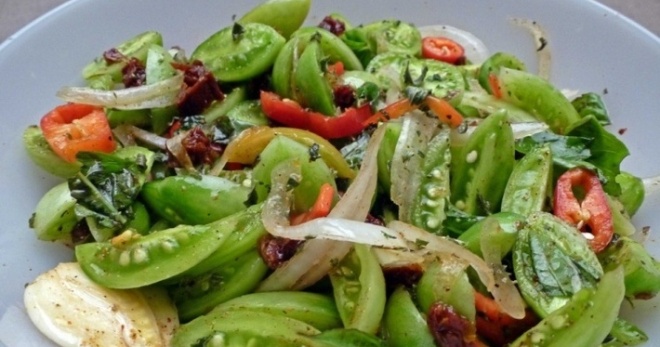 Салат из зеленых помидор - лучшие рецепты закуски на каждый день и на зиму