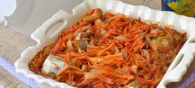 минтай в духовке с луком и морковью