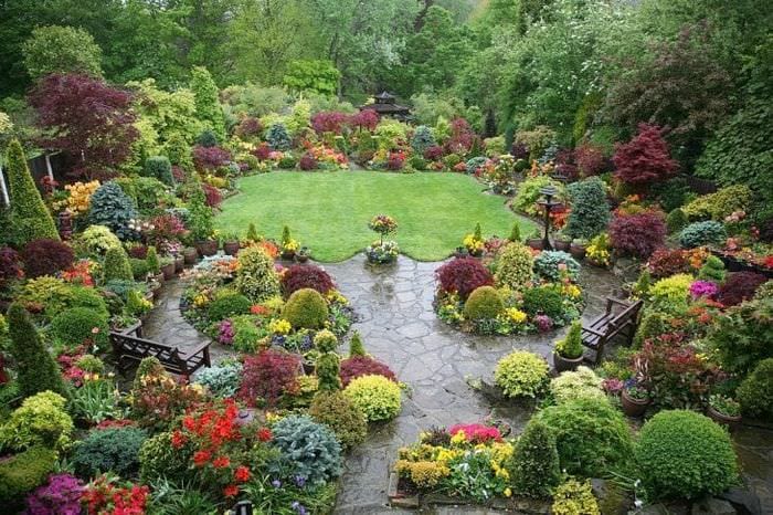 красивый ландшафтный декор сада в английском стиле с цветами
