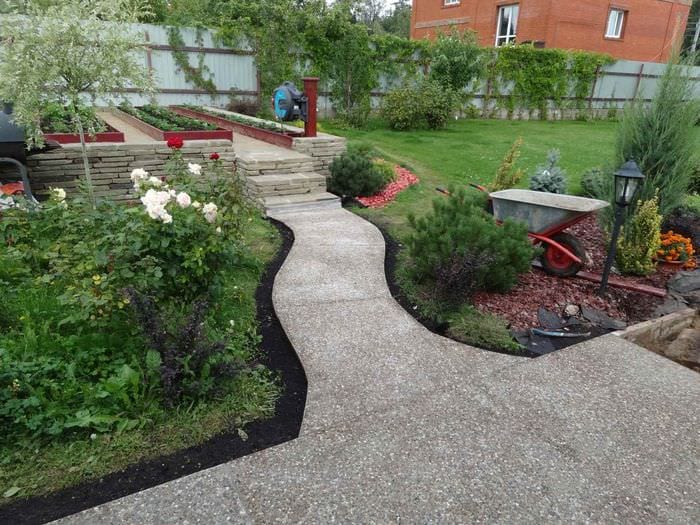 пример применения красивых садовых дорожек в ландшафтном дизайне
