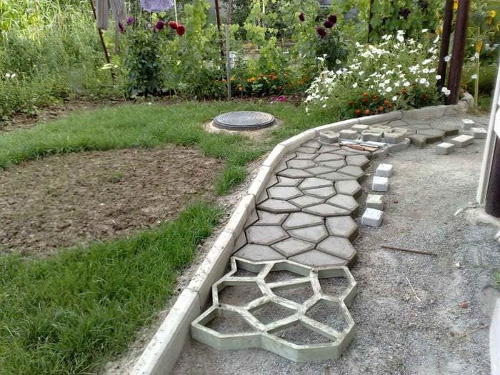 вариант применения светлых садовых дорожек в дизайне двора