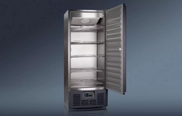 Специалисты рекомендуют не включать холодильник, если температура в помещении ниже + 5 градусов.