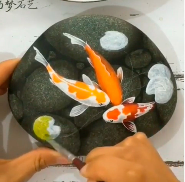 Рисунки на камнях "Рыбки"