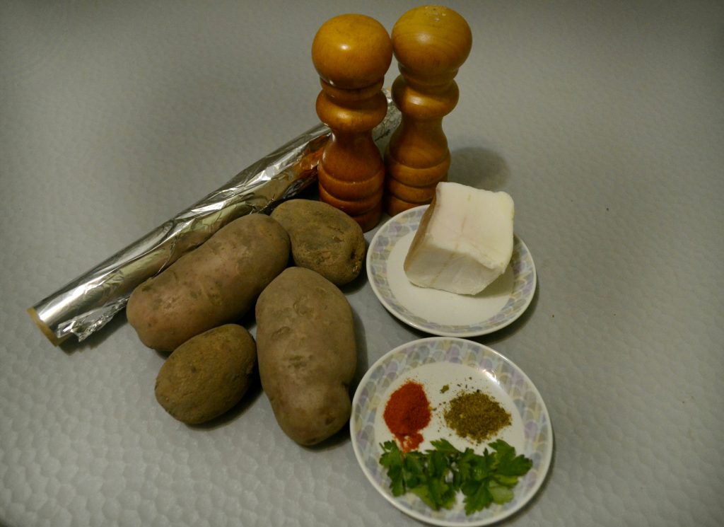 Фото рецепта - Запечённый “картофель- гармошка” с салом - шаг 1