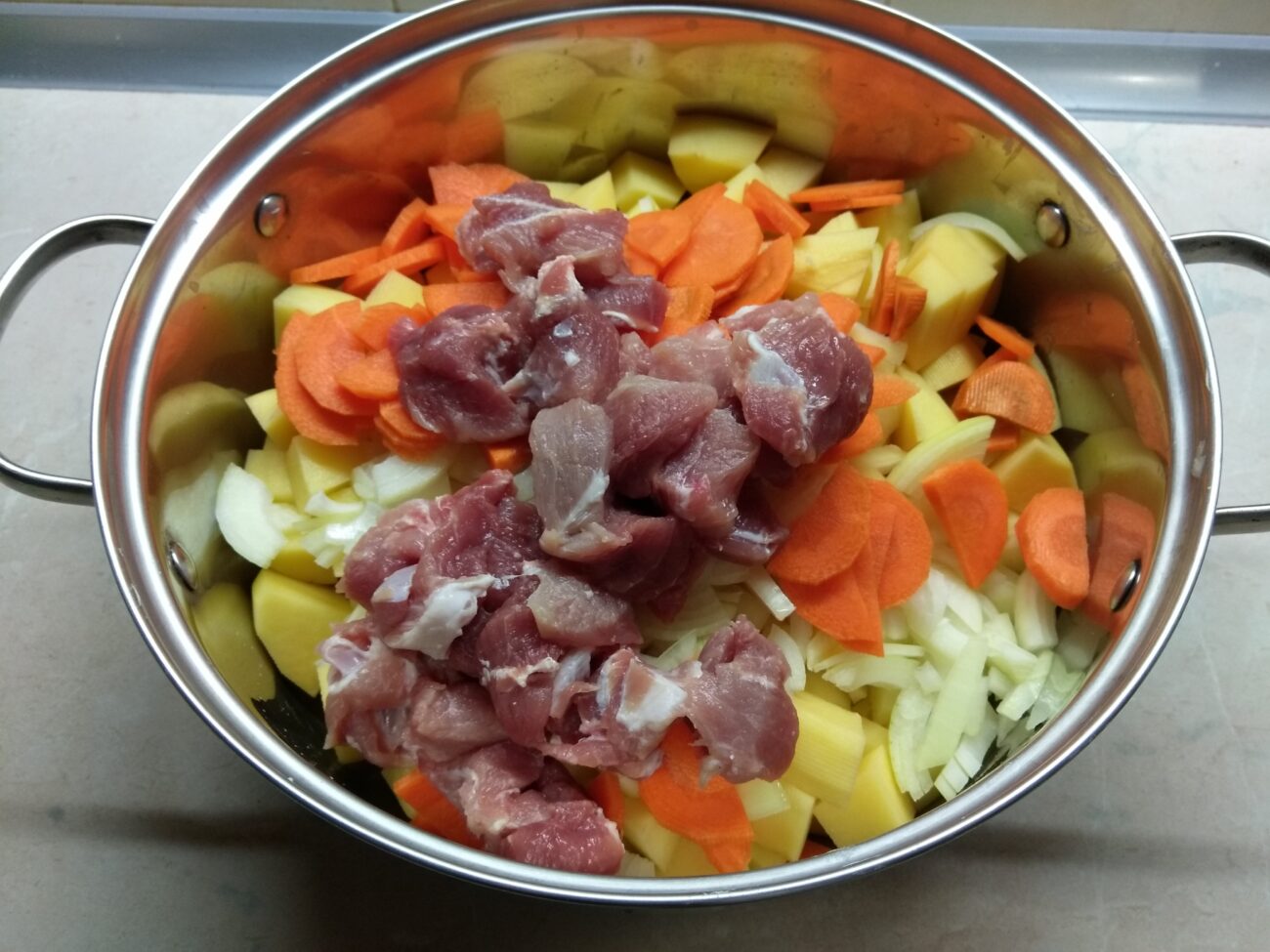 Рагу из овощей в кастрюле рецепт. Овощное рагу со свининой. Картофельное рагу. Рагу из свинины с картошкой и овощами. Рагу в кастрюле.