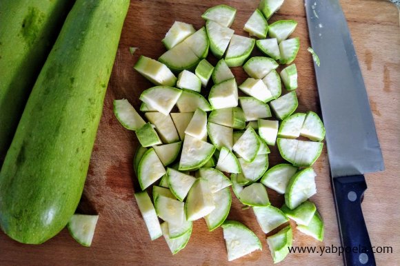 Нарежьте кабачки небольшими кусочками.