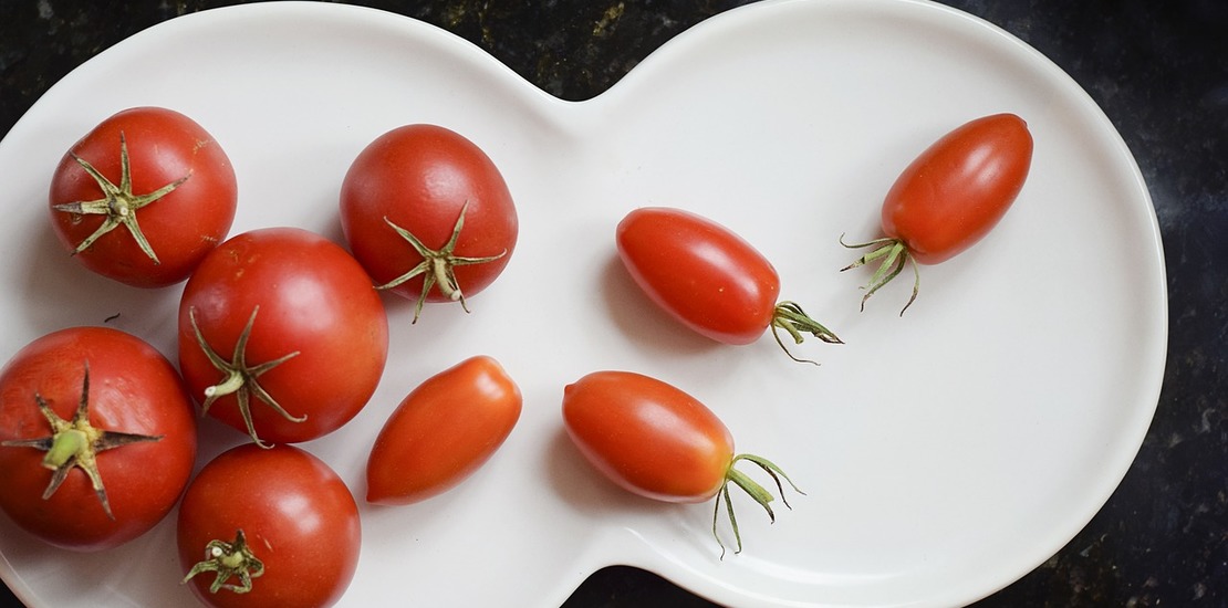 помидоры черри разной формы на тарелке
