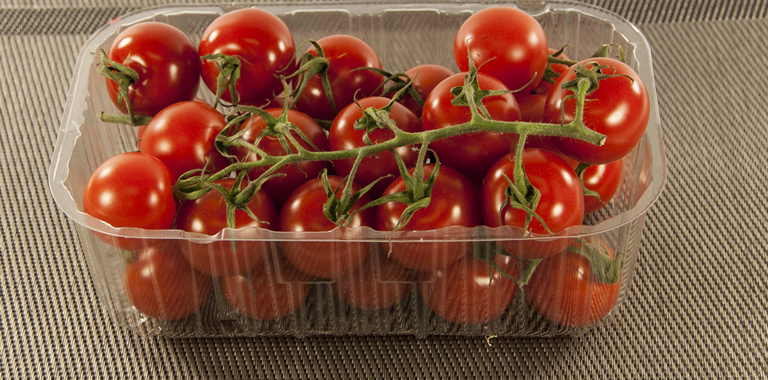 помидоры черри в пластиковой емкости